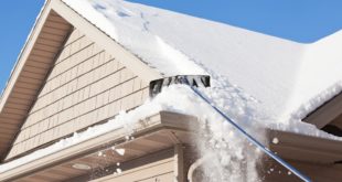 从你的屋顶安全清除雪